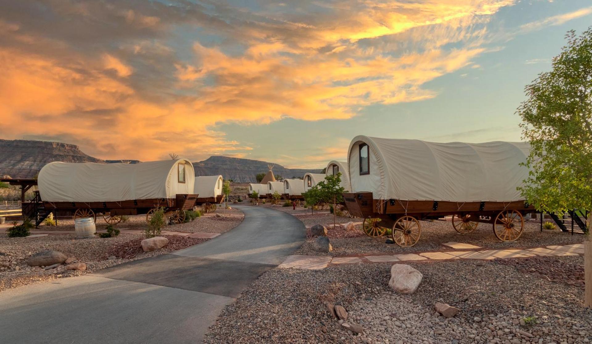 Zion White Bison Glamping & Rv Resort 버진 외부 사진